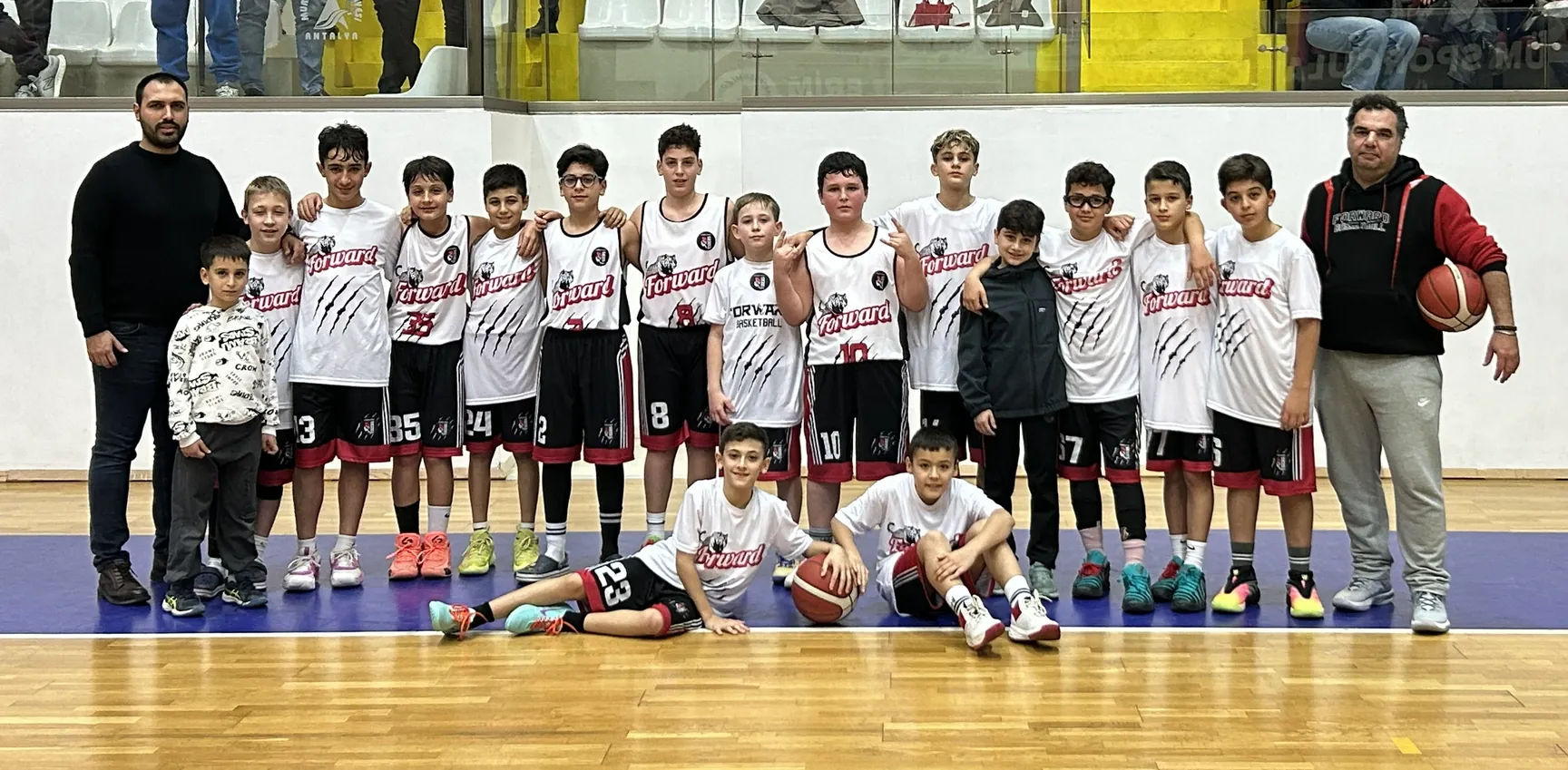 Forward Antalya basketbol takımının fotoğrafı
